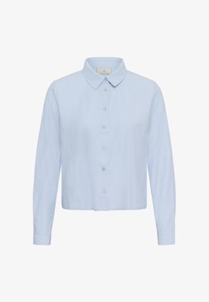 Világoskék, hosszú ujjú, gombos ing klasszikus gallérral és egyenes szegéllyel, fehér háttéren bemutatva.