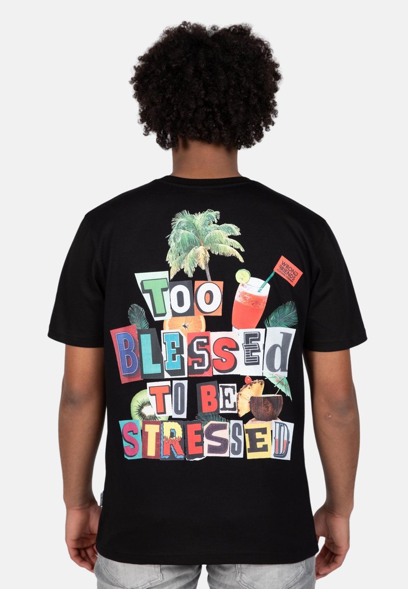 Camiseta negra con un vibrante diseño gráfico que incluye el texto "Demasiado Bendecido Para Estar Estresado" junto a elementos tropicales y bebidas.