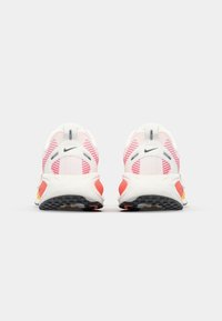 Nike Performance VOMERO 18 - Chaussures de running sur route - white/black/bright crimson/laser orange/light crimson