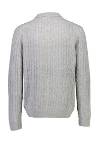 Vaaleanharmaa cable knit -neulepaita, jossa on pitkät hihat, pyöreä kaula-aukko ja resorit. Takana on teksturoitu kuvio.