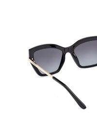 Gafas de sol negras estilo cat-eye con un acabado brillante y lentes gris degradado. Acentos metálicos en las varillas y brazos negros lisos.