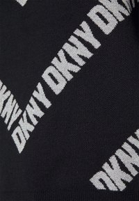 Schwarzer Strickstoff mit großem, sich wiederholendem grauem "DKNY"-Logodesign. Die Textur erscheint glatt; die Buchstaben sind bold und kontrastieren zum Hintergrund.