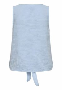 Ljusblå ärmlös topp med en texturerad yta, som har en knytning på baksidan och en rundad hals. Enkel, avslappnad design.