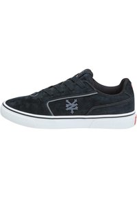 Fekete nubuk sneaker fehér gumitalppal és szürke logóval. Jellemzője az alacsony szabás, kerek orr és fekete textil bélés.