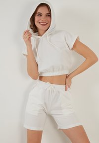 LELA TWO PIECE SET - REGULAR FIT - Šortai - ecru