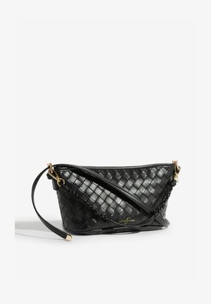 Sort flettet læderhåndtaske med en buet form. Har en sort strop og guldfarvet hardware. Detaljer inkluderer flettet design og logo.