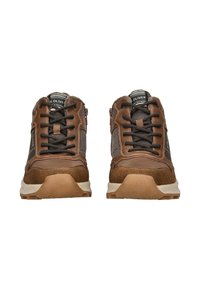 Ein Paar braune und schwarze S.Oliver Sneaker mit Schnürsenkeln und seitlichen Reißverschlüssen, von vorne auf einem weißen Hintergrund betrachtet.