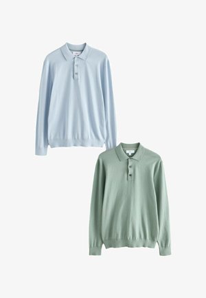 Deux pulls polo à manches longues : un en bleu clair avec une patte de boutonnage à trois boutons, et un en vert menthe, tous deux présentant des poignets et un ourlet côtelés.