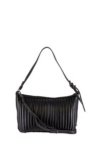Borsa a mano nera in pelle con pieghe verticali, forma slanciata, tracolla singola e hardware regolabile. Finitura texture con una lucentezza liscia.
