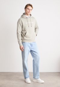 Calvin Klein HERO LOGO COMFORT HOODIE - Sportinis megztinis - london fog