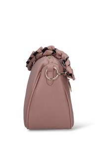 Roze handtas van nepleer met een afgeronde vorm. Heeft een geplooide bovenkant en een gouden ringaccent. Glad oppervlak met subtiele stiksel details.