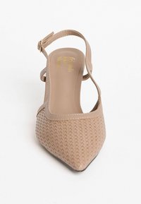 Kengät slingback kärjellä, vaaleassa beessissä, joissa on kudottu pinta, säädettävä nilkkahihna sekä sileä sisus, jossa on kultainen logo.