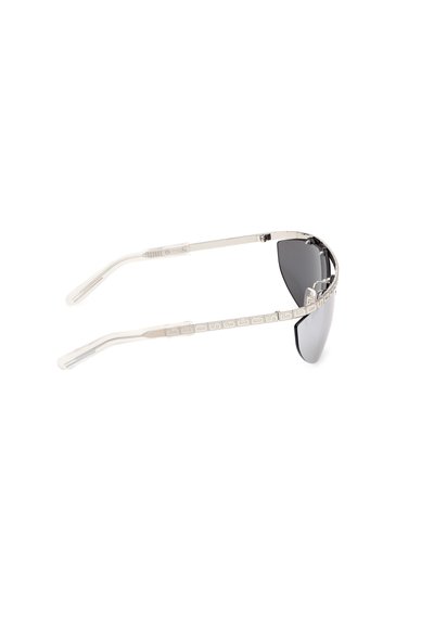 Occhiali da sole in metallo argentato con lenti scure, montatura sottile e design angolare. Presentano dettagli decorativi sulle aste.