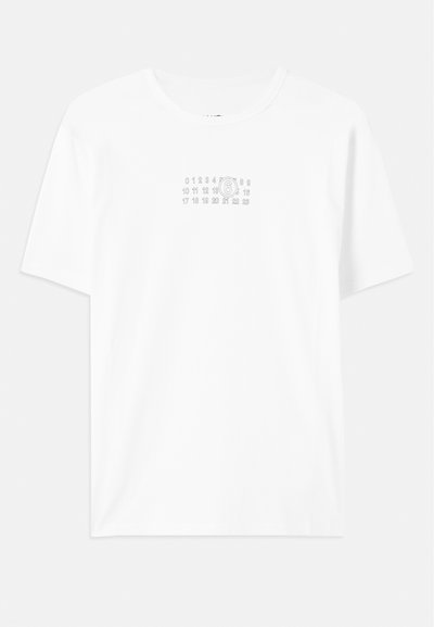 T-shirt branca de algodão com um gráfico cinza centralizado, apresentando números e um design circular. Gola clássica de crew e mangas curtas.