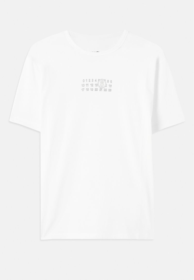T-shirt bianco in cotone con una grafica grigia centrata con numeri e un design circolare. Collo a giro classico e maniche corte.
