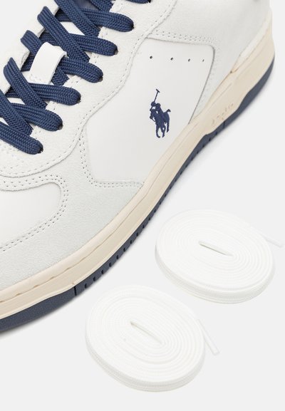 Polo Ralph Lauren MASTERS COURT LEATHER SUEDE SNEAKER UNISEX - Trainers - deckwash white/navy