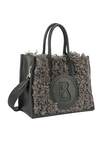 Sac à main en cuir noir avec des accents en textile gris ondulé, double poignées, et un patch rond avec un logo comportant un 'B'. Sangle ajustable incluse.