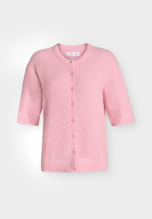 Μαλακό ροζ ζακέτα με κοντά μανίκια, στρογγυλή λαιμόκοψη και κλείσιμο με κουμπιά μπροστά, κατασκευασμένο από ριμπ ύφασμα.