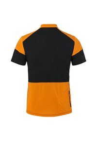T-shirt polo à manches courtes avec un corps noir, des épaules et des panneaux inférieurs orange, et une poche zippée sur le côté. Tissu texturé.