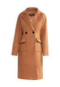 Cappotto doppiopetto di colore cammello realizzato in tessuto morbido. Presenta ampie tasche laterali, rever a dischi e bottoni neri per la chiusura.