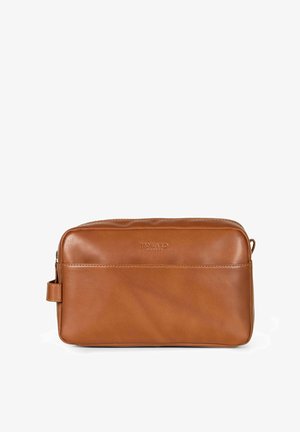 Brun skinnveske med en glatt tekstur, rektangulær form, toppglidelås og en frontlomme. Har et håndtak på siden.