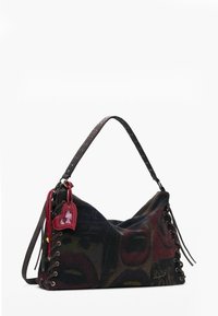 Borsa a mano in tessuto scuro con design a stampa labbra, lati laccati, una tracolla e un ciondolo a forma di cuore rosso attaccato.