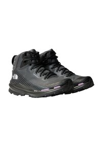 Szare buty trekkingowe z textured mesh u góry, czarnymi sznurówkami i fioletowymi akcentami. Posiadają grubą, wytrzymałą podeszwę zapewniającą przyczepność i wsparcie.