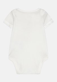 Λευκό κορμάκι κοντομάνικο, από μαλακό βαμβακερό υλικό, με στρογγυλή λαιμόκοψη και κουμπί στο κάτω μέρος. Απλός σχεδιασμός χωρίς μοτίβα.