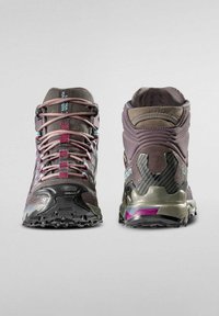 Höga vandringsskor med en grå textilöverdel, accentuerad med rosa och teal snören, med en texturerad svart tåhuvud och en robust sula.