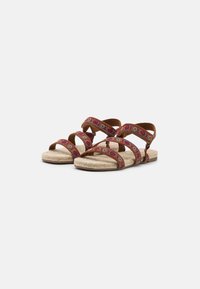 Sandali marroni con cinturini, decorati con accenti ricamati colorati, suole in juta intrecciata e design piatto. Adatti per un abbigliamento casual.