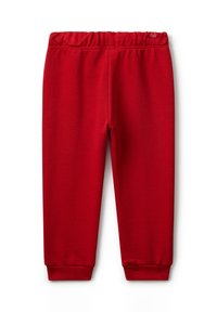 Rode sweatpants met elastische tailleband en ribgebreide manchetten bij de enkels, weergegeven op een witte achtergrond.