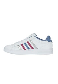 Sneaker bianco con tre strisce laterali in rosa, blu e argento. Presenta una parte anteriore texturizzata e un tallone blu solido con logo.