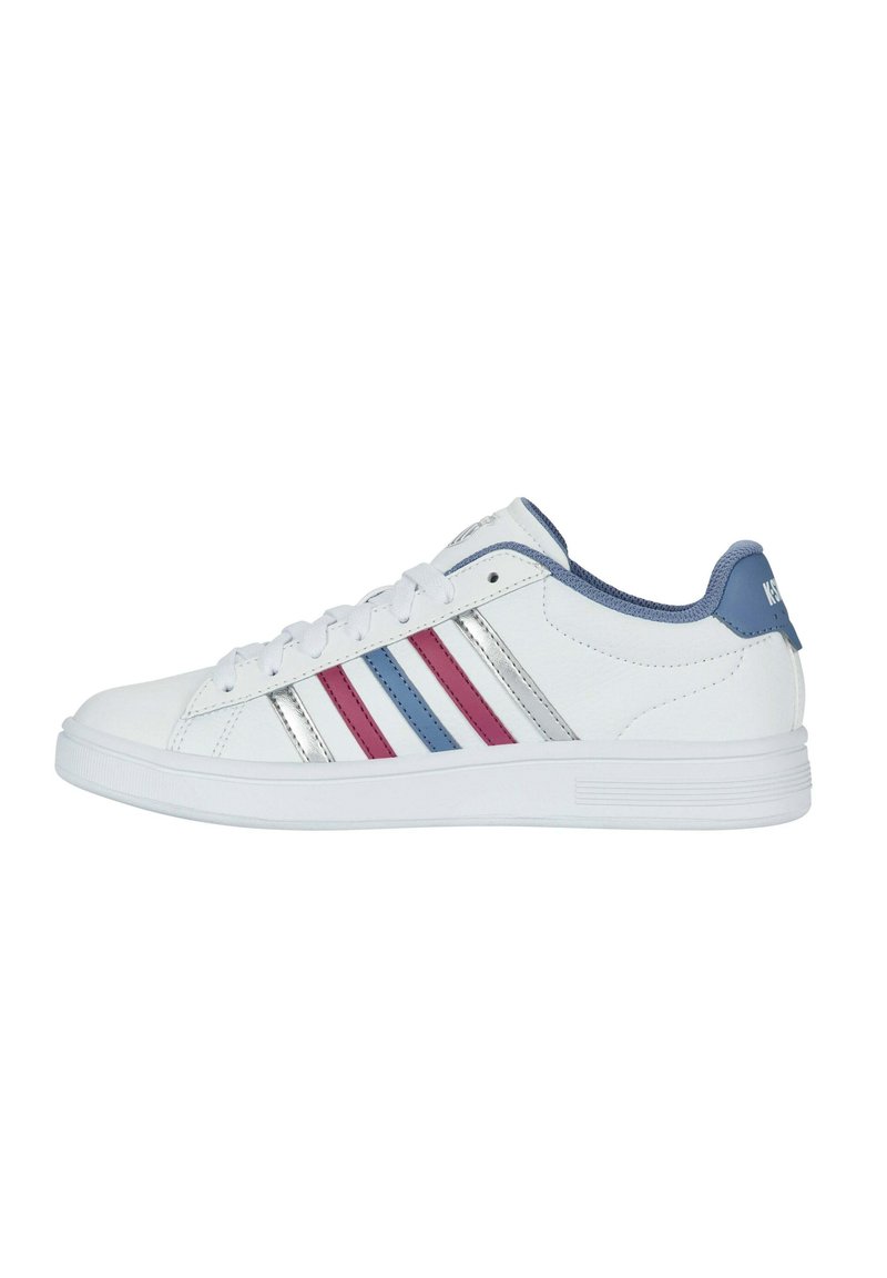 Sneaker bianco con tre strisce laterali in rosa, blu e argento. Presenta una parte anteriore texturizzata e un tallone blu solido con logo.