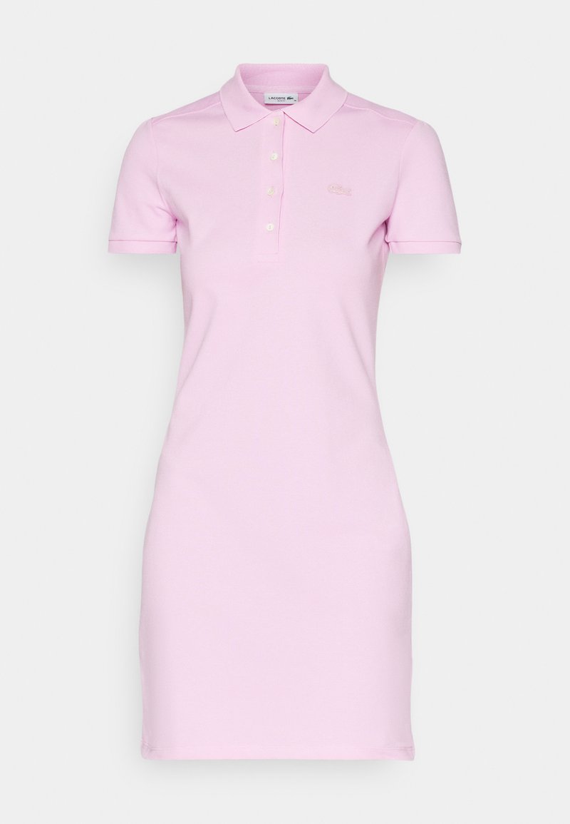 Vestido polo de algodón en rosa claro, con un cuello clásico, mangas cortas, tapeta de tres botones y logo bordado en el pecho.