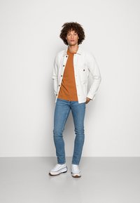 Nudie Jeans RUDI SUNSET - Camisola - burnt orange