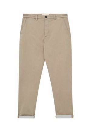 Pantalones casuales beige con cierre de botón y cremallera, trabillas para cinturón, bolsillos laterales y dobladillos remangados.