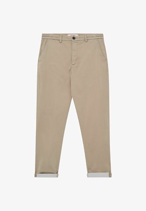 Pantalones casuales beige con cierre de botón y cremallera, trabillas para cinturón, bolsillos laterales y dobladillos remangados.