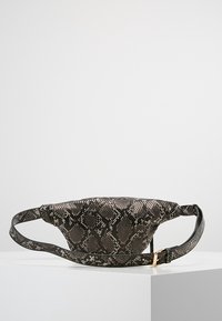 Marsupio in finta pelle di serpente nero e grigio con motivo geometrico, cinturino regolabile e dettagli in hardware dorato.