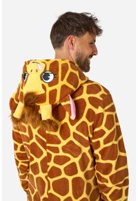 Tutina a tema giraffa realizzata in morbido tessuto, con una combinazione di colori giallo e marrone, dotata di orecchie 3D, accenti sul viso e una coda texturizzata.