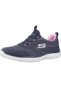 Zapatilla deportiva de punto en color navy con acentos en rosa, que presenta una superficie texturizada, cordones elásticos y una suela blanca acolchada para mayor comodidad.
