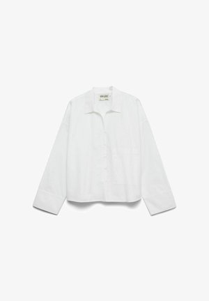 Valge pikkade varrukatega triiksärk krae ja ühe rinnataskuga, laotatud lamedalt valgel taustal.