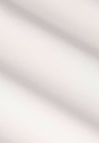 Witte satijnen stof met een gladde, glanzende textuur en subtiele diagonale lijnen, die een zachte glans en een lichte feel uitstralen.