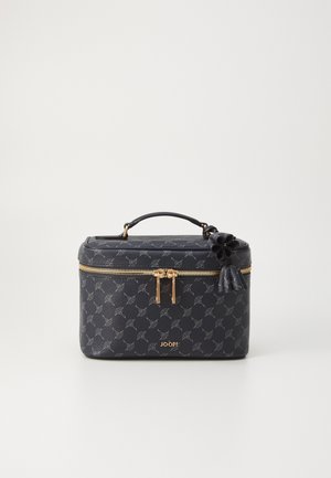 Schwarze kosmetische Tasche mit Muster, goldenen Details, einem oberen Griff und einem Quast. Aus synthetischem Material mit subtiler Textur gefertigt.