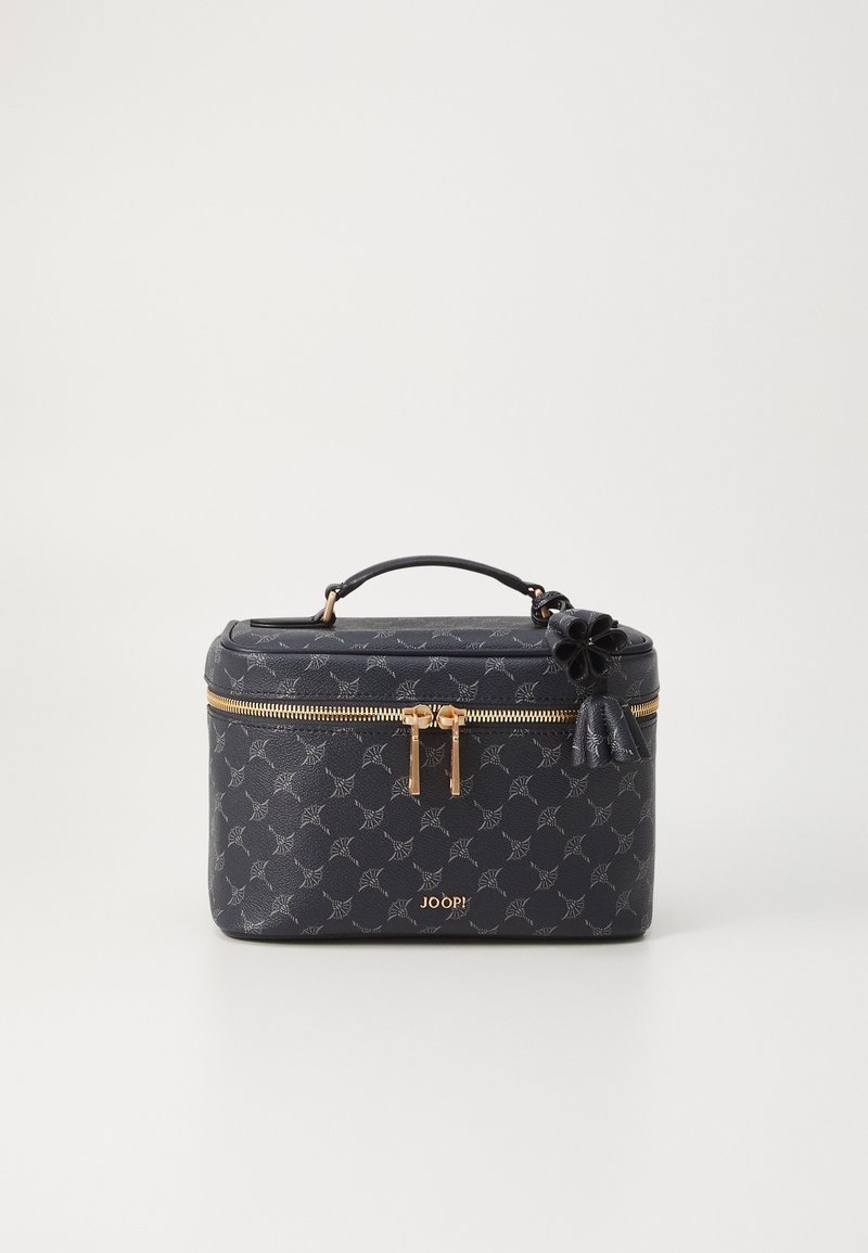 Črna kozmetična torbica z vzorcem in zlatimi dodatki, zgornjim ročajem in detajlom z resico. Narejena iz sintetičnega materiala z neznatno teksturo.