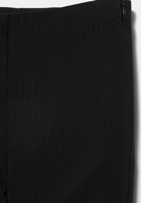 Približek črnega krilnega materiala z bočnim zadržno, prikazuje teksturo in podrobnosti šivov.