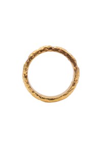Anello in oro con un design testurizzato e organico, dalla finitura semi-matte. Forma rotonda con accenti irregolari e rialzati lungo la banda.