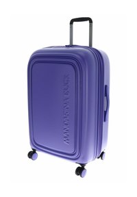 Valise rigide violette avec un design rainuré, poignée rétractable et quatre roues noires. Présente un logo en relief sur le devant.