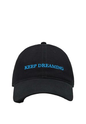 Zwarte honkbalpet met gebogen klep en blauwe geborduurde tekst "KEEP DREAMING" op het voorpaneel.