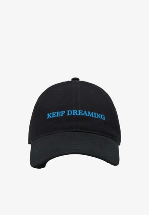 Čierna šiltovka s ohnutým štítkom a modrým vyšívaným nápisom "KEEP DREAMING" na prednom paneli.