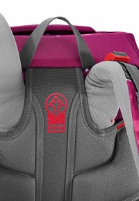 Système de portage pour enfant avec un dos rembourré gris, un tissu extérieur rose, un logo rouge et des sangles ajustables pour un soutien ergonomique.